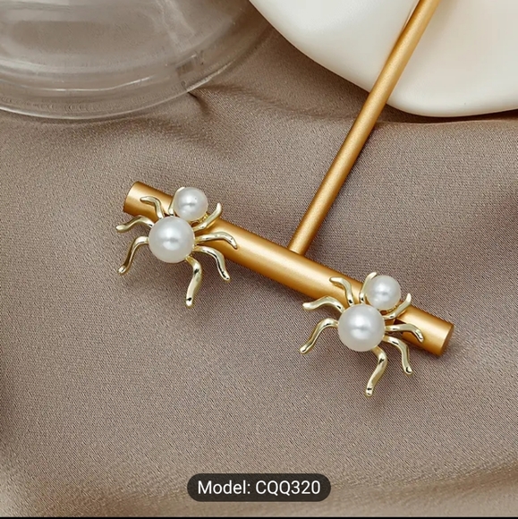 🕷🕷NEW🕷🕷GORGEOUS!! Faux Pearl Spider Earrings in 925 Silver Posts - Picture 5 of 16